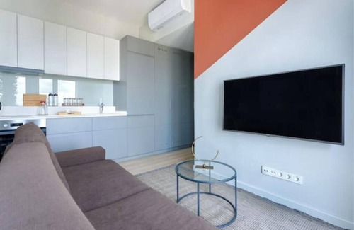 Umraniye Apartment | Aries - Charming Studio Apt w/Balcony Views