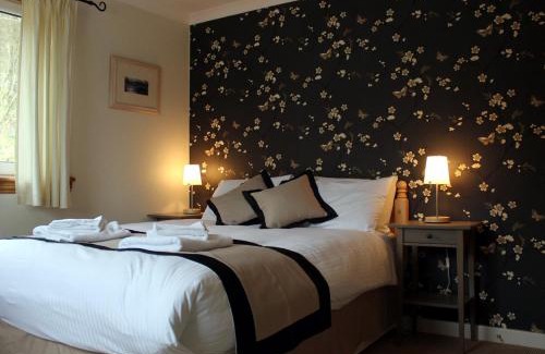 Glencoe House | Arivonie Lochside Cottage