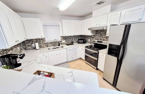 Central Arlington House | Arlington Social - Stadium Getaway Home w/Hot Tub 5-Minute Walk to AT&T Stadium