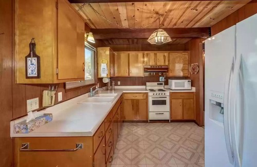 Arnold Cabin | Arnold Family Escape - 4 Bdrm Blue Lake Springs Cabin