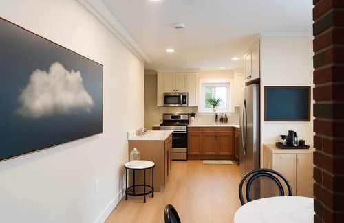 New Bedford Apartment | Arnold's: Renovated 2 Bedroom in New Bedford West End, walk to Buttonwood Park