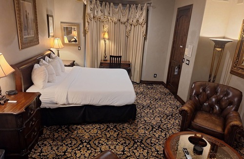 Doubleheader Bed & Breakfast | Arrowhead Manor B&B