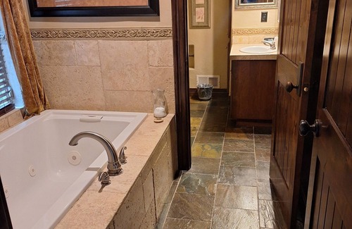Doubleheader Bed & Breakfast | Arrowhead Manor B&B