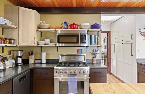 Kabletown Cottage | Art Docko - Lakefront Artist Retreat w/Hot Tub!