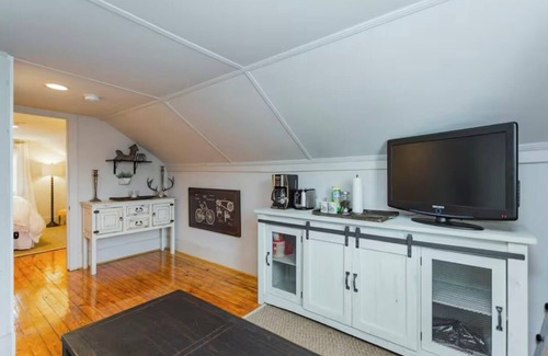 South Nashville Apartment | Artist-Owned Loft Apartment 5 mins to Downtown Nashville in Wedgewood Houston!