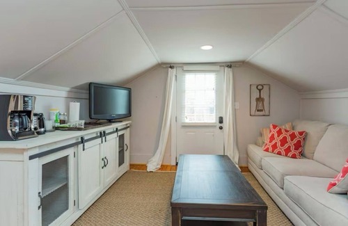 South Nashville Apartment | Artist-Owned Loft Apartment 5 mins to Downtown Nashville in Wedgewood Houston!