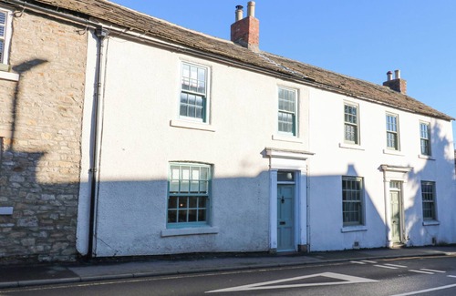 Richmond Cottage | ARTIST’S COTTAGE, family friendly, with open fire in Richmond