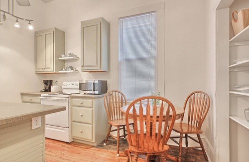Wilmington Apartment | Arts and Antiques flat - sleeps 4!