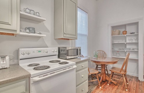 Wilmington Apartment | Arts and Antiques flat - sleeps 4!