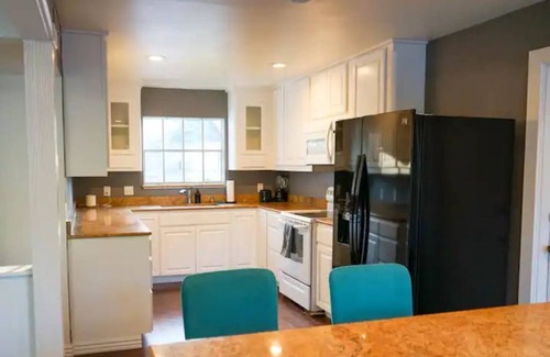 Crownhill Park House | ♥Artsy Bohemian♥ 2 Min to Airport✦TheGoodPlace#2