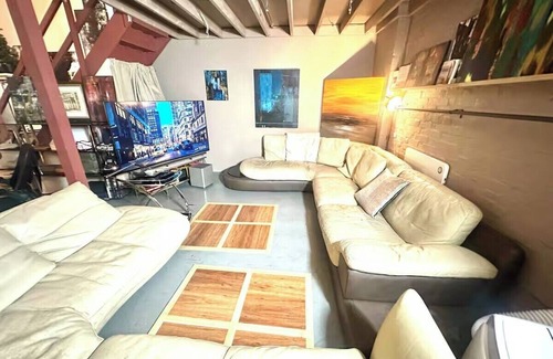 Holloway Apartment | Arty infused Loft with ac near Emirates Stadium