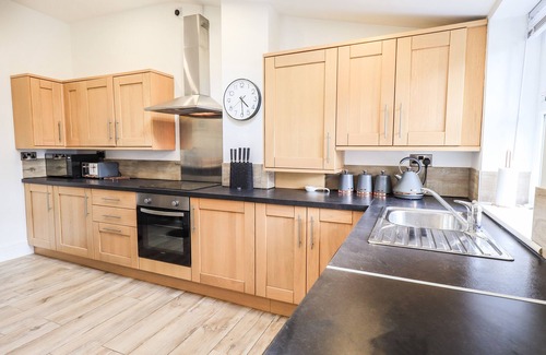 Kendal Cottage | ARYELLE HOUSE, pet friendly, with open fire in Kendal