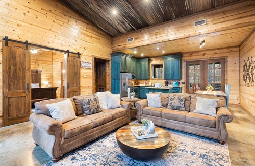 Broken Bow Cabin | As Seen on HGTV! Central Location l Hot Tub l Pool Table l King Bed