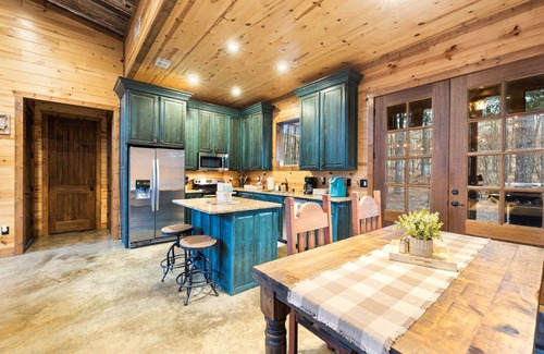 Broken Bow Cabin | As Seen on HGTV! Central Location l Hot Tub l Pool Table l King Bed