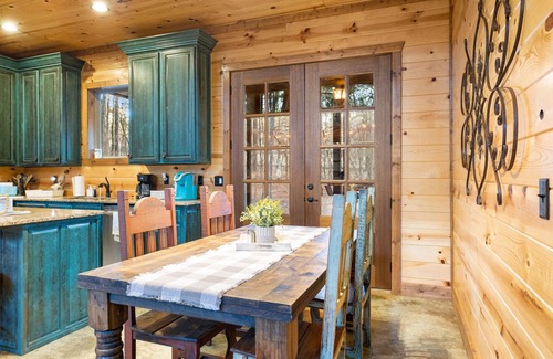 Broken Bow Cabin | As Seen on HGTV! Central Location l Hot Tub l Pool Table l King Bed