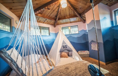 Kachina Village Cabin | **As Seen on TV**- Enjoy the pines in a hot tub