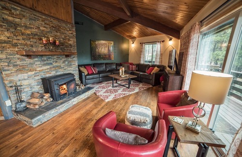 Kachina Village Cabin | **As Seen on TV**- Enjoy the pines in a hot tub