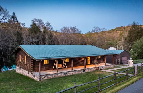 Mount Nebo Cabin | Ascension Cabin - huge yard, hot tub, above stream