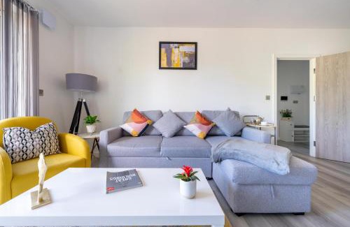 Staines Apartment | Ash View Place 3 -Heathrow - Thorpe Park - Free Parking