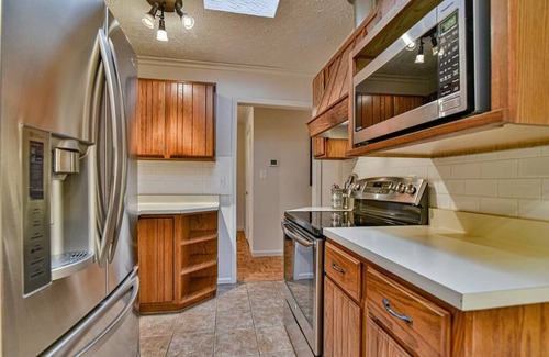 Skyland House | Asheville Haven: Serene 4BR Retreat with Hot Tub