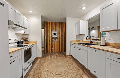 Gatlinburg - Pigeon Forge Cabin | Ask for 20% Off Private w/Outdoor Spa & Pets Ok