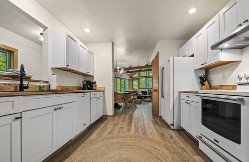 Gatlinburg - Pigeon Forge Cabin | Ask for 20% Off Private w/Outdoor Spa & Pets Ok