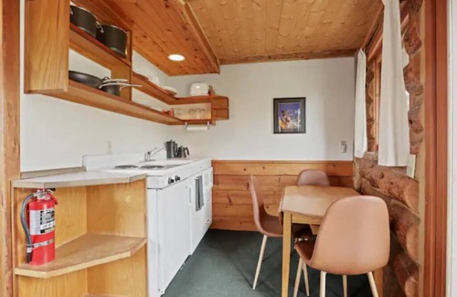 Stevenson Cabin | Aspen Cabin at Wilder and Pine Riverside Cabins