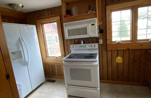Tawas City Cottage | (Aspen Cabin) Charming 3 Bedroom Cottage on the Lake - Waterfront - Pets OK