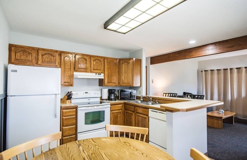 Red Lodge Condo | Aspen Cozy 2 Bed/2 Bath Condo Unit #8 on Golf Course with Hot tub/Sauna/Pool