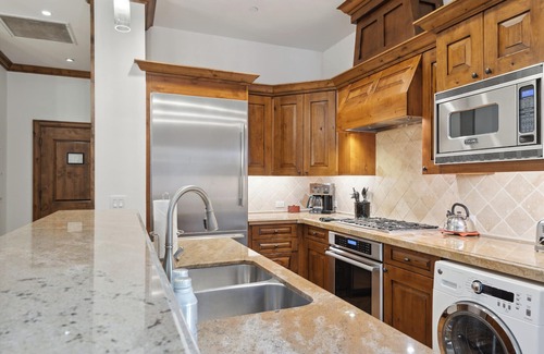 Downtown Condo | Aspen Mountain Residences [Formerly Hyatt Grand Aspen] at Owner Direct Rates