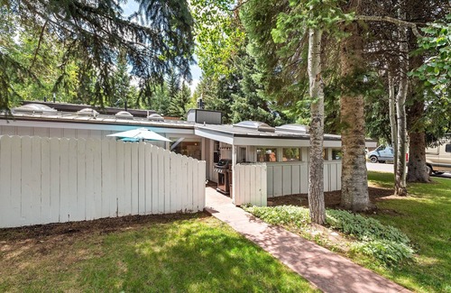 West End House | Aspen West End - Quiet Neighborhood 3 Bedroom Home by RedAwning