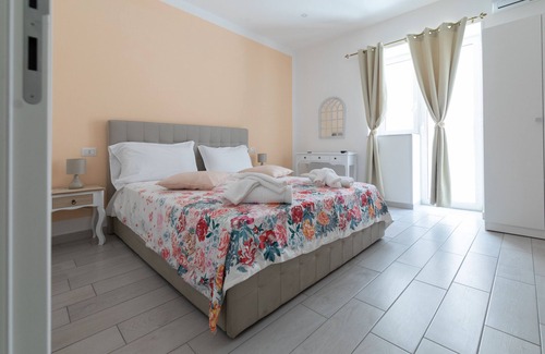Historical Center Bed & Breakfast | Astonishing Studio for 2 people in the Heart of Naples 3P