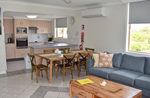 South West Rocks Apartment | Astor Apartment 2 - walk to the beach