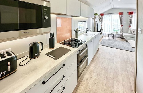 Cross Inn House | Astoria Caravan Decking
