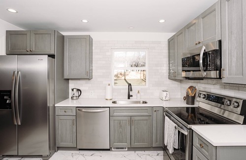 Matthews House | AstoriaHaus Walking Distance to DT Matthews