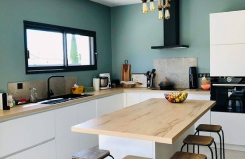 Lagnes House | At the foot of the Luberon, new air-conditioned house with garden and swimming pool