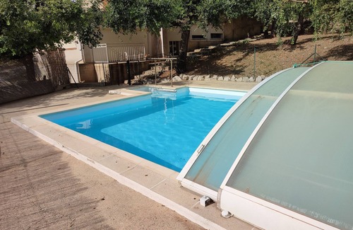 Maubec House | At the foot of the Luberon, beautiful house with swimming pool.