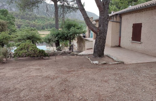 Maubec House | At the foot of the Luberon, beautiful house with swimming pool.