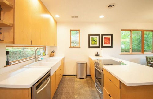 Athens House | Athens Getaway, Walk to Downtown!