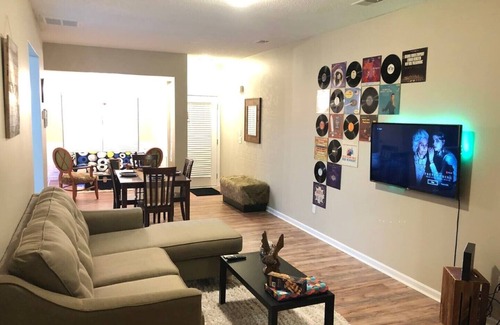 Riverdale House | ATL VACATION HOME WITH HOT TUB & POOL TABLE
