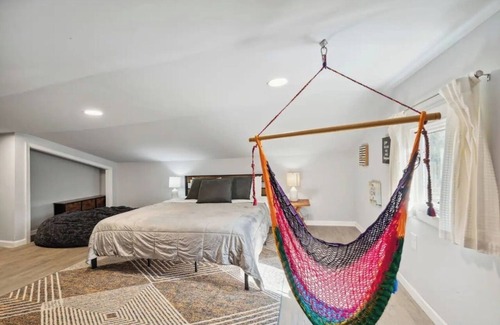 East Point House | ATL Vibrant Vista! 5 mins from the Airport. 8 Guest Stay. Outdoor Entertainment.