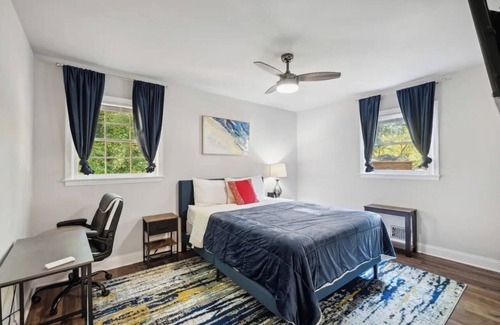 East Point House | ATL Vibrant Vista! 5 mins from the Airport. 8 Guest Stay. Outdoor Entertainment.