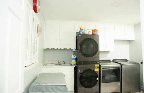 Conyers House | "Atlanta Getway, Indoor Pool Retreat near Falcons, UGA & Shaky Knees"