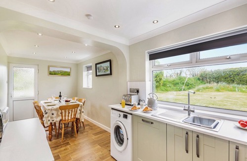 Garn Fadryn Cottage | Attached cottage tucked down a pretty lane only a short drive from Pwllheli.