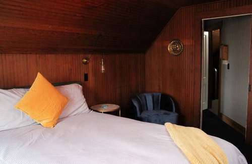 Seaview Hotel | Attic Queen With Clawfoot Tub at Shelburne Hotel, Peaceful Seaview!