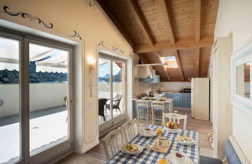 Molveno Apartment | Attico con vista sul lago e montagne a Molveno