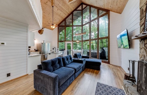 Sautee Nacoochee House | Attitude Adjustment- Treetop Chalet in Sky Lake– Rustic Charm with Hot Tub &