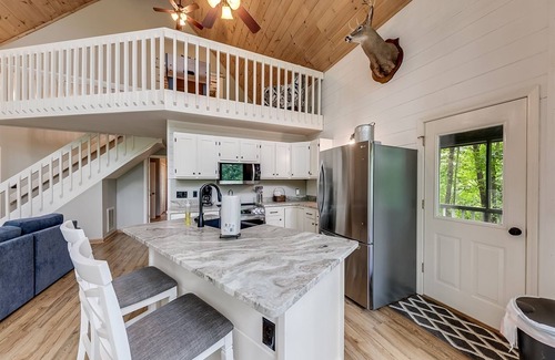 Sautee Nacoochee House | Attitude Adjustment- Treetop Chalet in Sky Lake– Rustic Charm with Hot Tub &