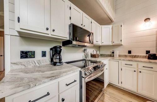 Sautee Nacoochee House | Attitude Adjustment- Treetop Chalet in Sky Lake– Rustic Charm with Hot Tub &