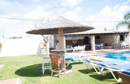 Chiclana de la Frontera Ski Chalet | Attractive villa with spacious outdoor pool and large private area